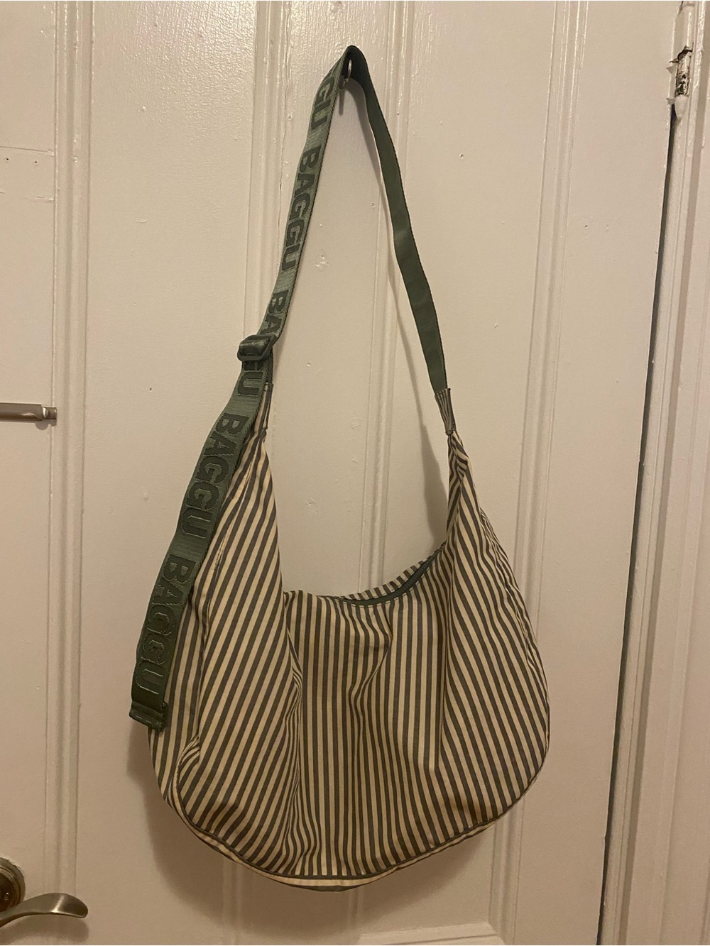 BAGGU Large Nylon Crescent Bag - Picture 4 of 9